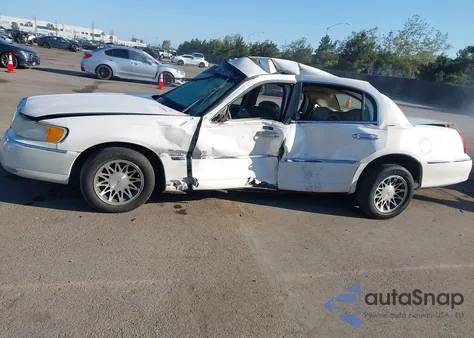 2000 Lincoln Town Car Signature from USA, damaged, VIN 1LNHM82W6YY899902